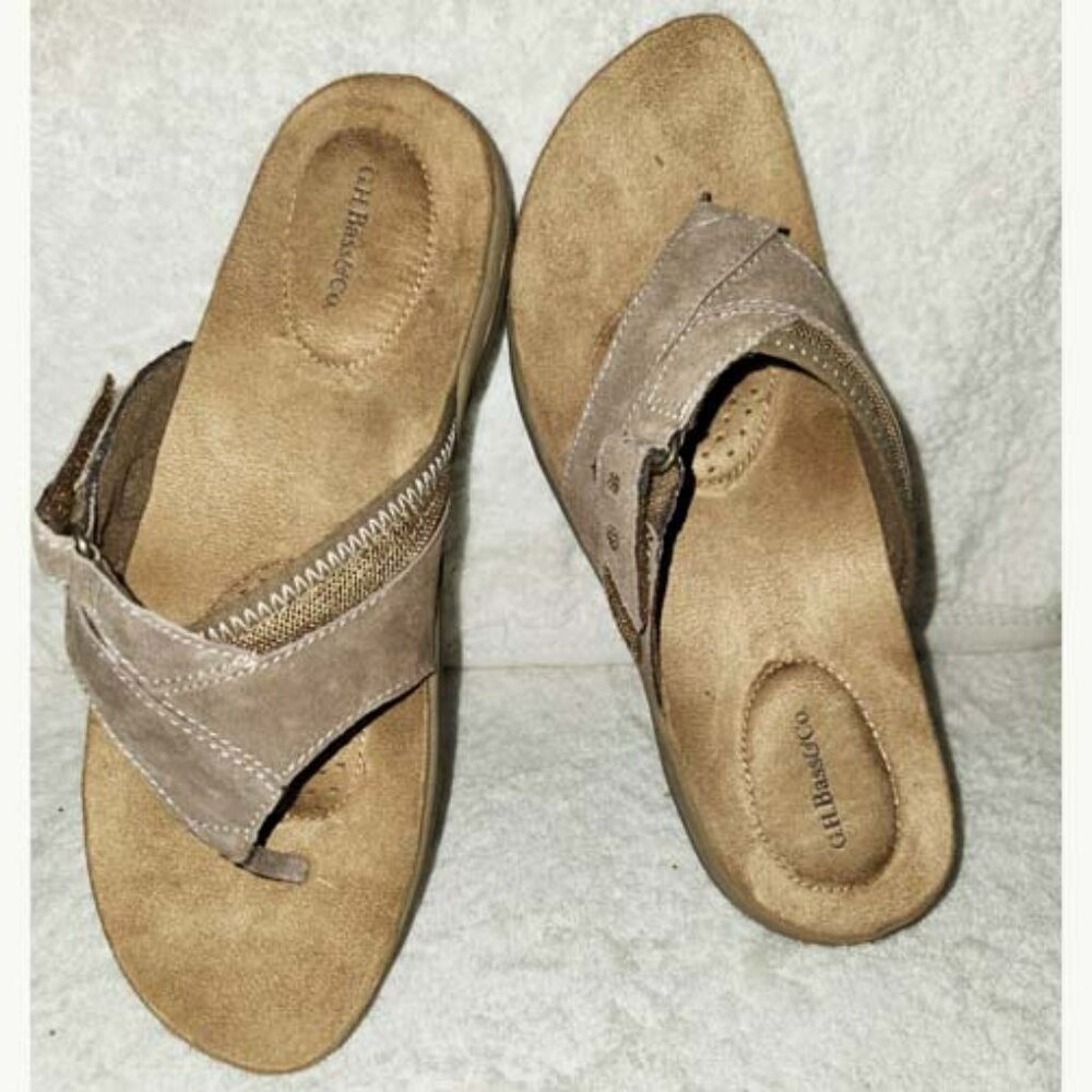 G.H. BASS & CO NIB WOMRN'S 8.5B BEIGE SUEDE THONG SANDALS W/ HOOK & LOOP CLOSURE